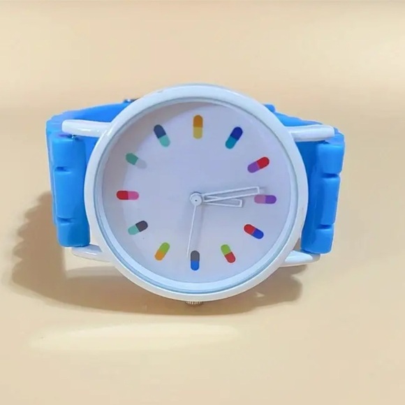 Women’s Chic Round Face Blue Silicone Band Wrist Watch - NWT - Picture 2 of 3